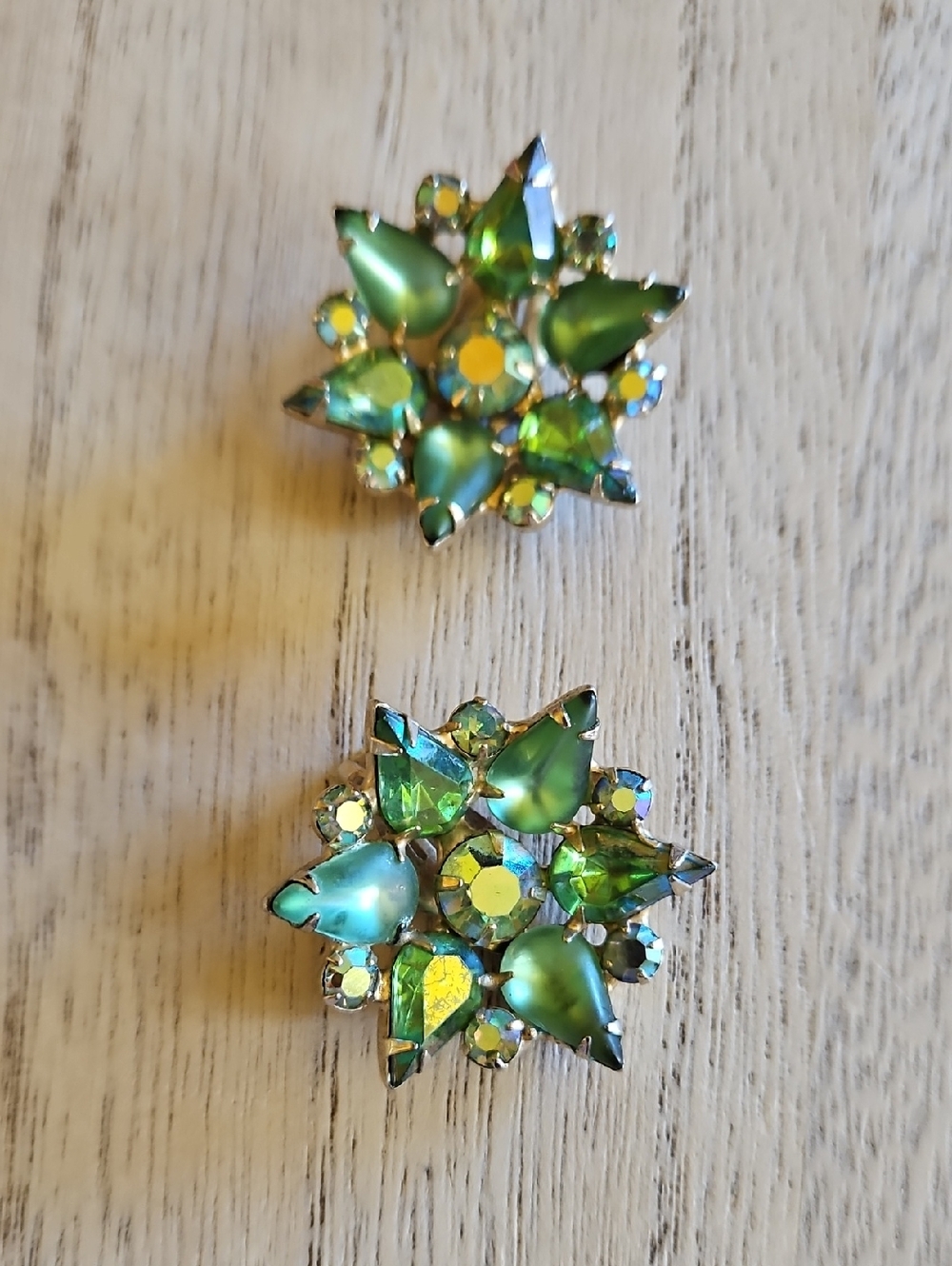 GARNE Vintage green Aurora Borealis starburst design clip on earrings - Picture 2 of 6